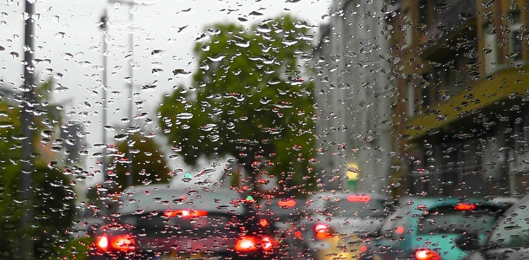 Niebezpieczna kolizja na obwodnicy Krakowa: prędkość, deszcz i złe warunki drogowe