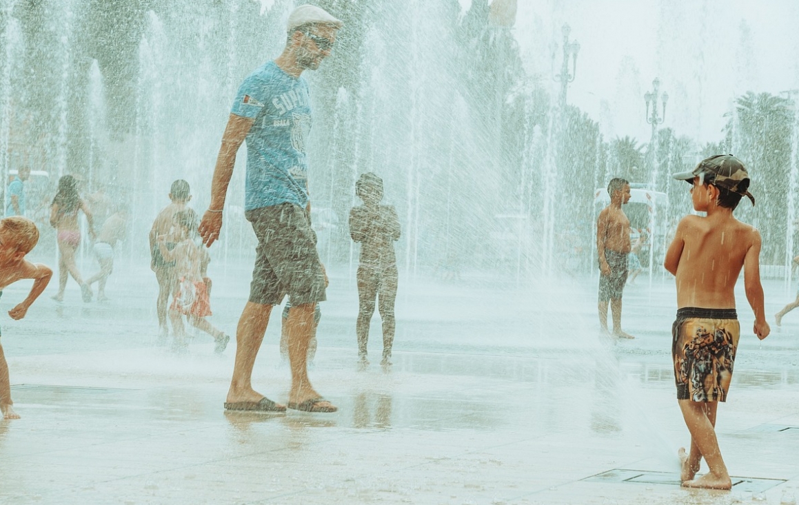 Nareszcie działająca fontanna na placu Axentowicza – chłodna oaza dla krakowian w upalne dni