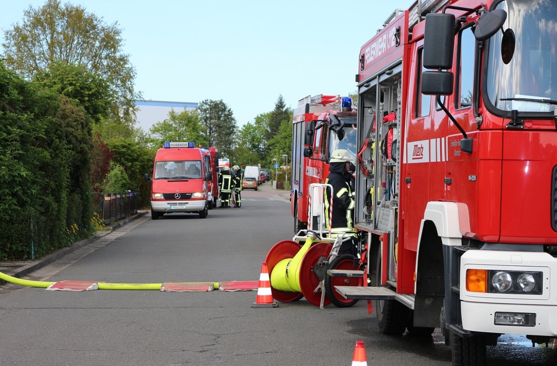 Samochód osobowy zapłonął na parkingu w Krakowie: interwencja strażaków