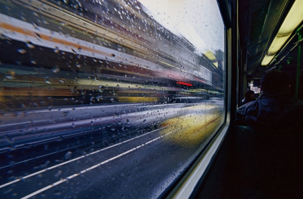 Niesamowite sceny w Woli Rzędzińskiej: pasażerowie uciekają z autobusu utknął na torach