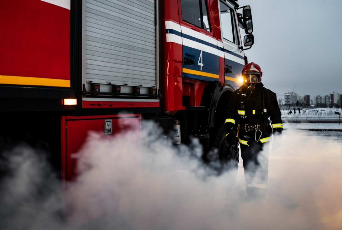 Interwencja strażaków w Krakowie – pożar piwnicy zmusza do ewakuacji mieszkańców