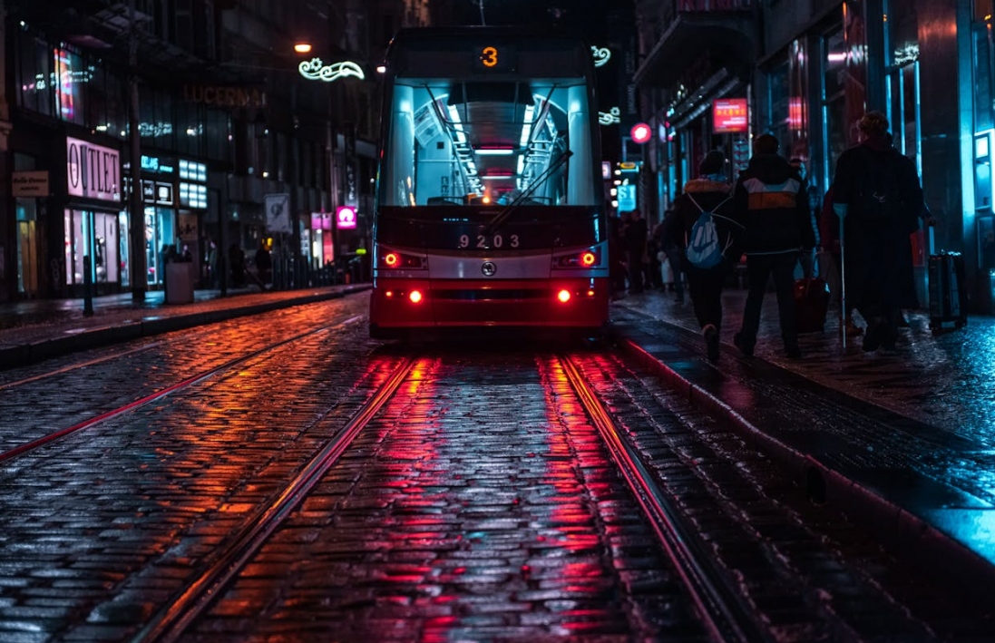 Niebezpieczny incydent w krakowskim tramwaju zakończony raną pasażerki