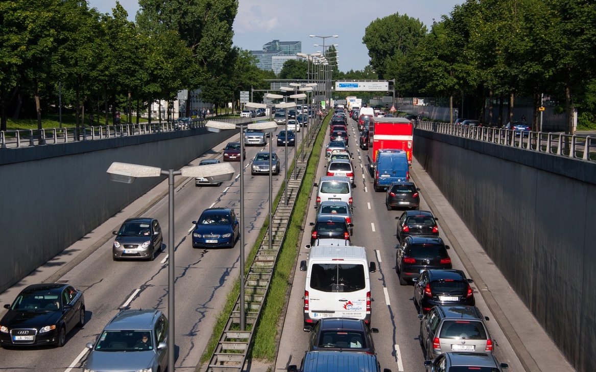 Uwaga, utrudnienia komunikacyjne! Kolizja między tramwajem a dostawczym pojazdem na ul. Mogilskiej