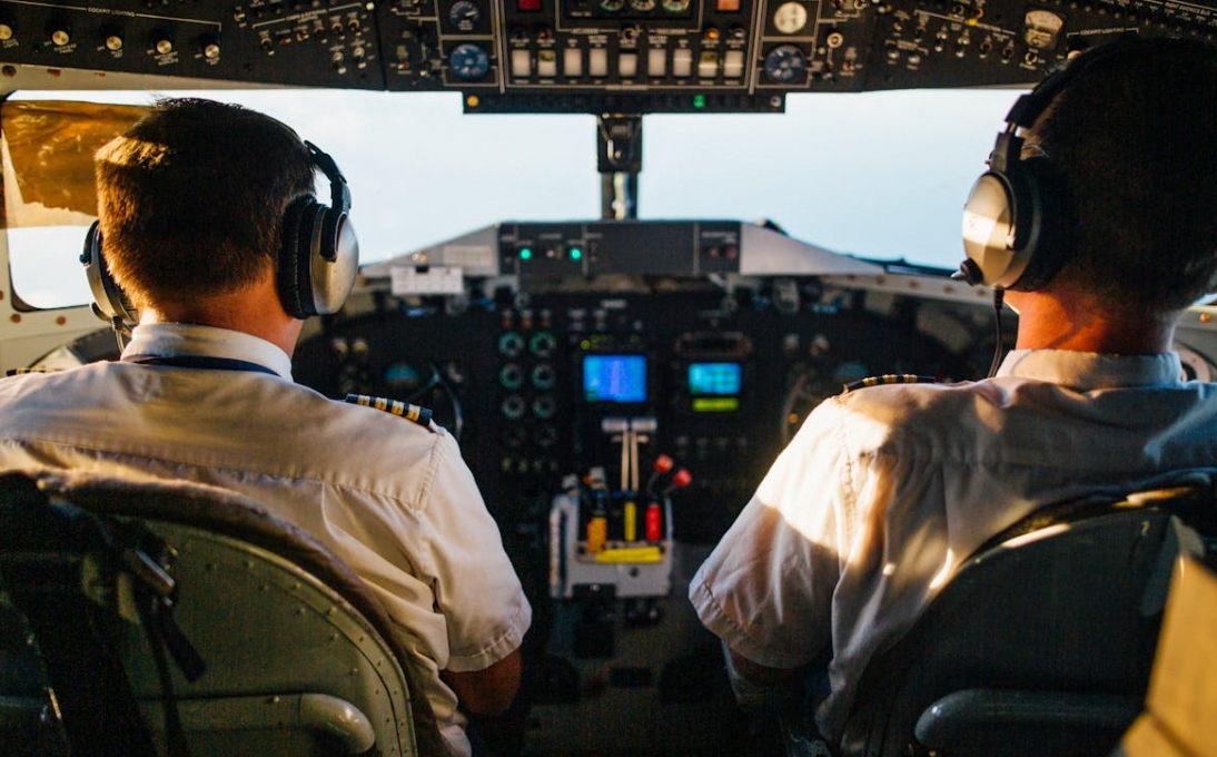 Niezapomniane doświadczenie dla miłośników lotnictwa: Symulator lotu Airbusa A320 w Centrum Edukacji Lotniczej Kraków Airport