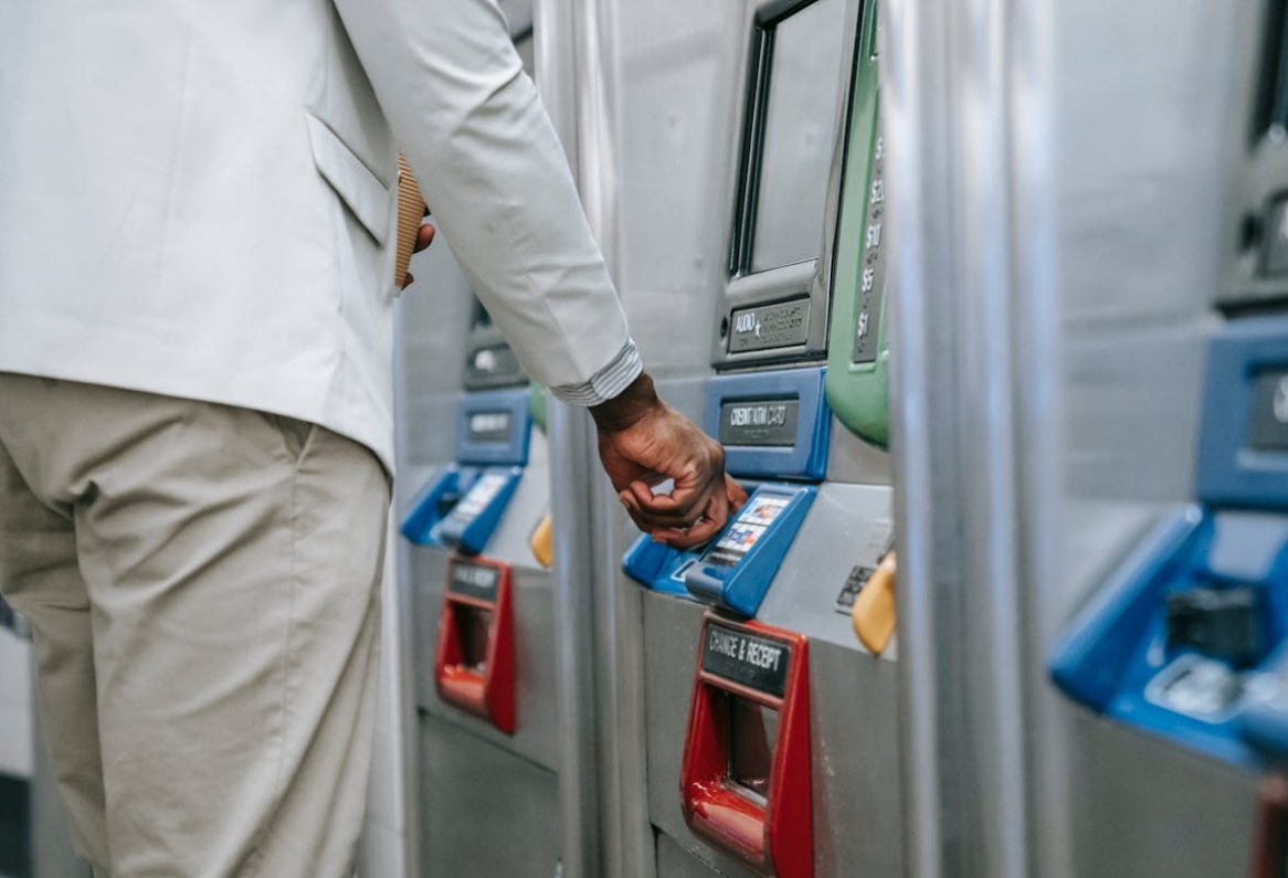 Dewastacja automatów biletowych w Krakowie – poszukiwani są sprawcy