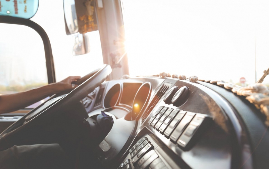 Zadziwiający incydent w krakowskim autobusie: pasażer stosuje perfidne metody, aby oszukać kierowcę