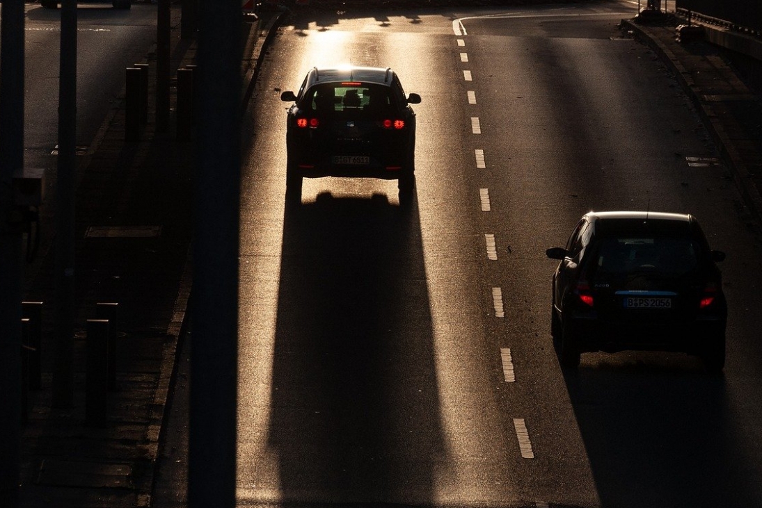 Poranne nieszczęście na autostradzie A4 – dachowanie samochodu zakończone śmiercią