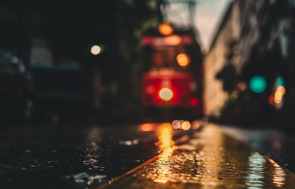 Świąteczny tramwaj z artystami na pokładzie przemierza ulice Krakowa