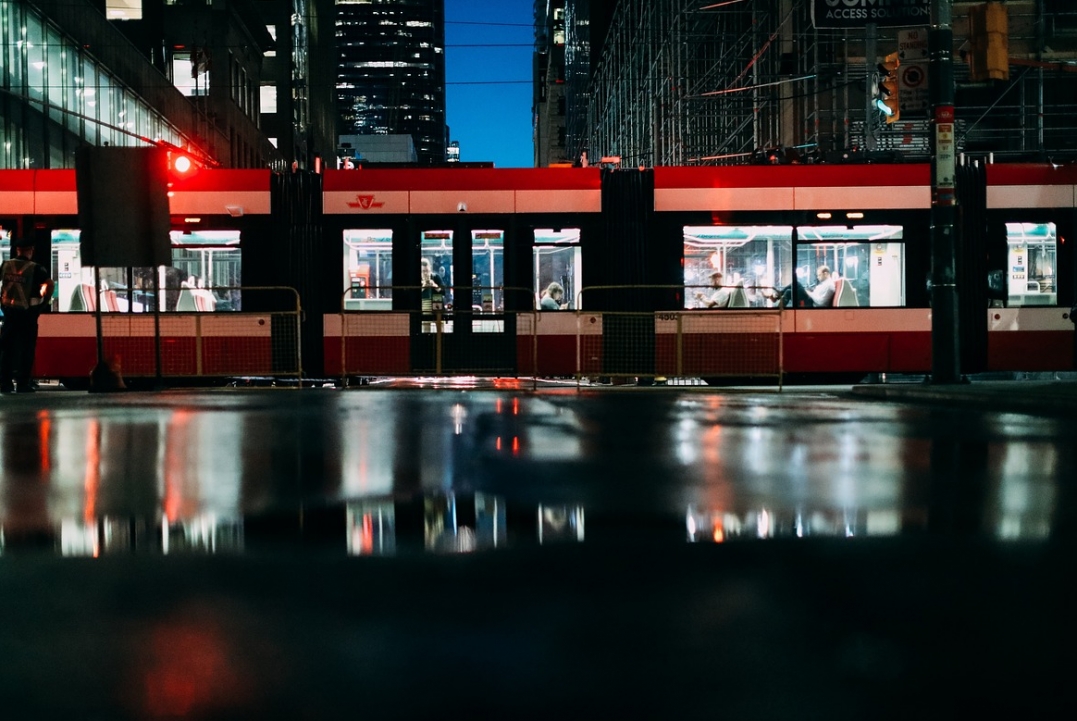 Świąteczna podróż tramwajem po Krakowie w towarzystwie muzycznych uczniów