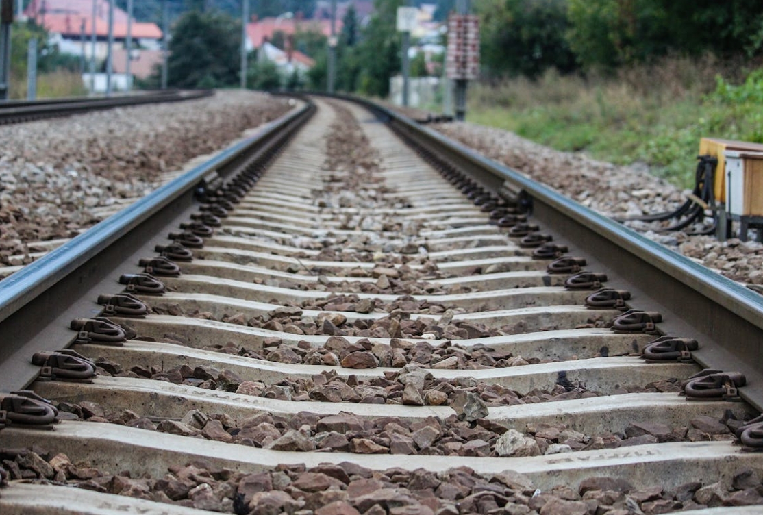 Czerwone światło i pieszy na torach – groźna sytuacja na os. Kolorowym