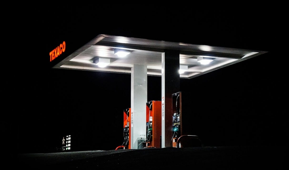 Uderzenie w dystrybutor gazu LPG na stacji paliw w Nowej Hucie – zagrożenie uniknięte dzięki szybkiej reakcji straży pożarnej