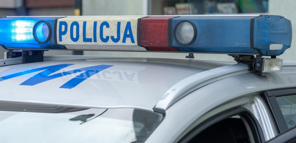 Wstrząsające wydarzenie w Krakowie: mężczyzna atakuje partnerkę ostrym narzędziem