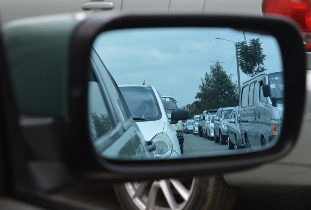 21-letni kierowca kończy policyjną pogoń uderzając w słup – emocje zasłoniły mu oczy