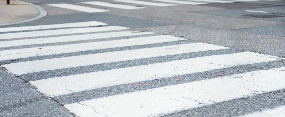 Bezpieczna droga do szkoły: Policjanci uczą dzieci w Krakowie, jak unikać zagrożeń