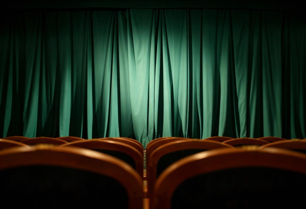 Krakowska Scena Klasyczna odkrywa tajemnice relacji w komedii „Napis” w Teatrze Praska!