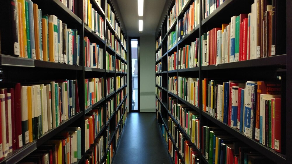 Spotkanie z Edytą Świętek: Odkryj tajemnice „Spaceru Aleją Róż” w literackiej podróży do PRL-u