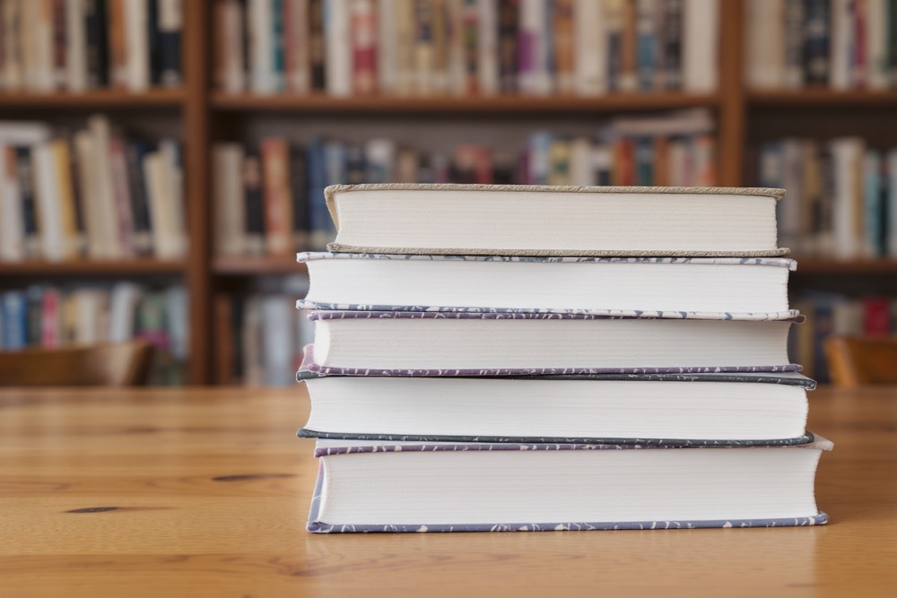 Dorośli też czytają dziecięce książki – odkryj, co ich fascynuje!