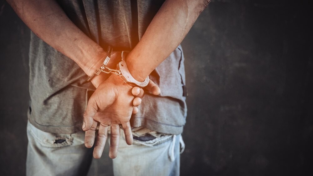 Policja rozbija lokalny handel narkotykami – zatrzymani dwaj mężczyźni z ponad kilogramem substancji odurzających