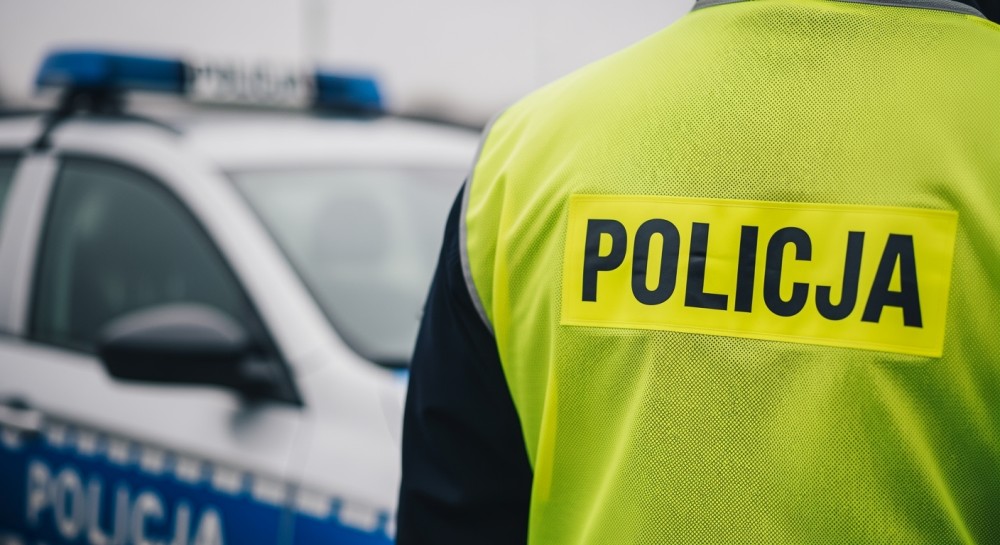 Nocna kontrola ujawnia nielegalne prowadzenie i narkotyki w aucie