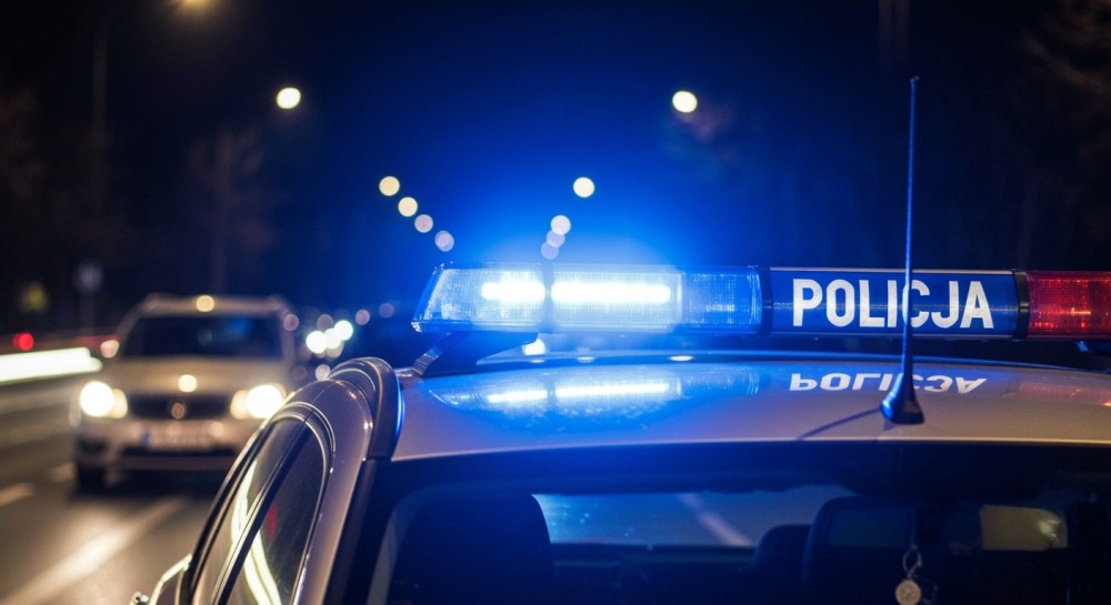 Driftując bez prawa jazdy, młody kierowca narażał życie innych na parkingu