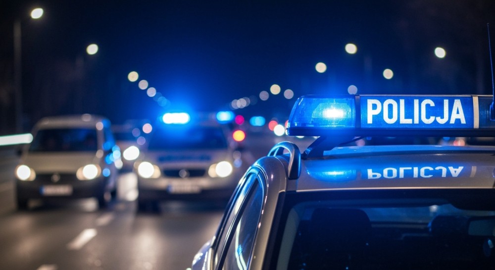 Poszukiwany schował się przed policjantami w skrzyni na pościel