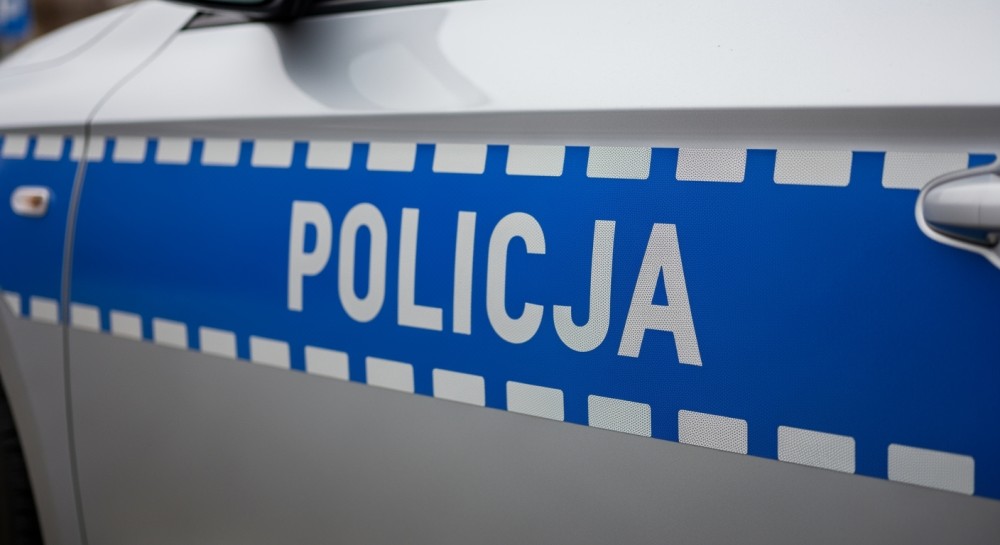 Złodziej samochodu w rękach policji po dramatycznym pościgu