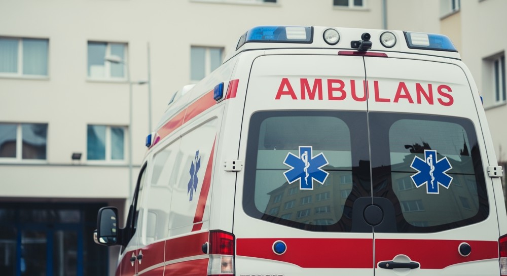 Bohaterska interwencja strażnika uratowała życie mężczyzny na ulicy