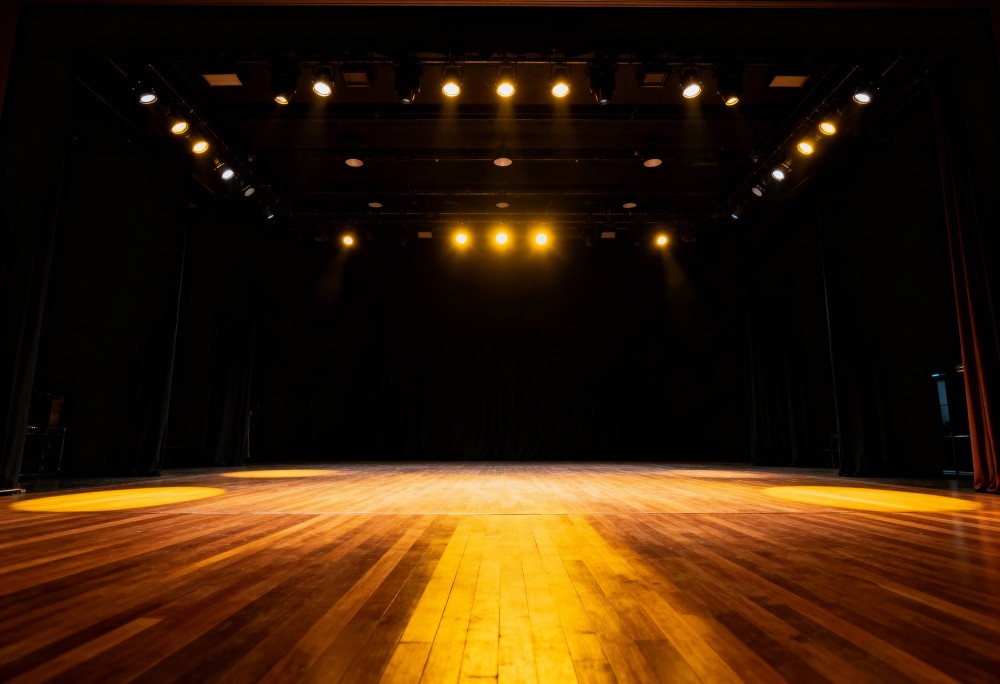 Teatralne emocje w Krakowie: odkryj historie, które poruszają serca
