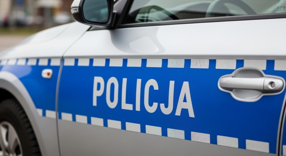 Funkcjonariusze z radiowozu nr 494 ratują kobietę w trudnej sytuacji na parkingu