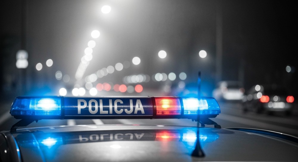 Pijany kierowca wjechał w budynek podczas wyjazdu z parkingu