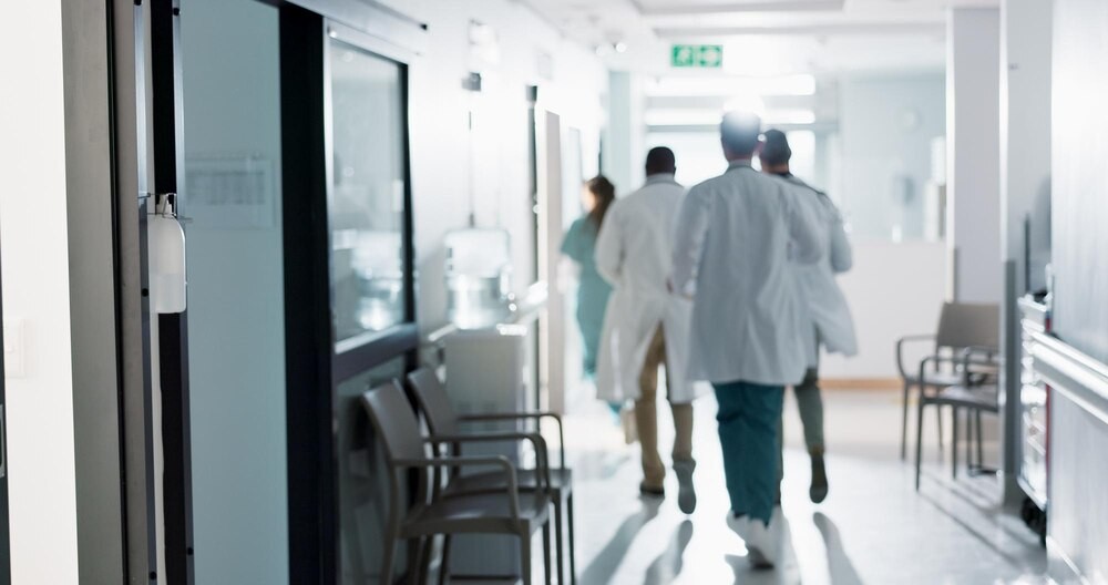 Szybka reakcja w Oświęcimiu: Dzielnicowy i pielęgniarka ratują życie mężczyzny z epilepsją